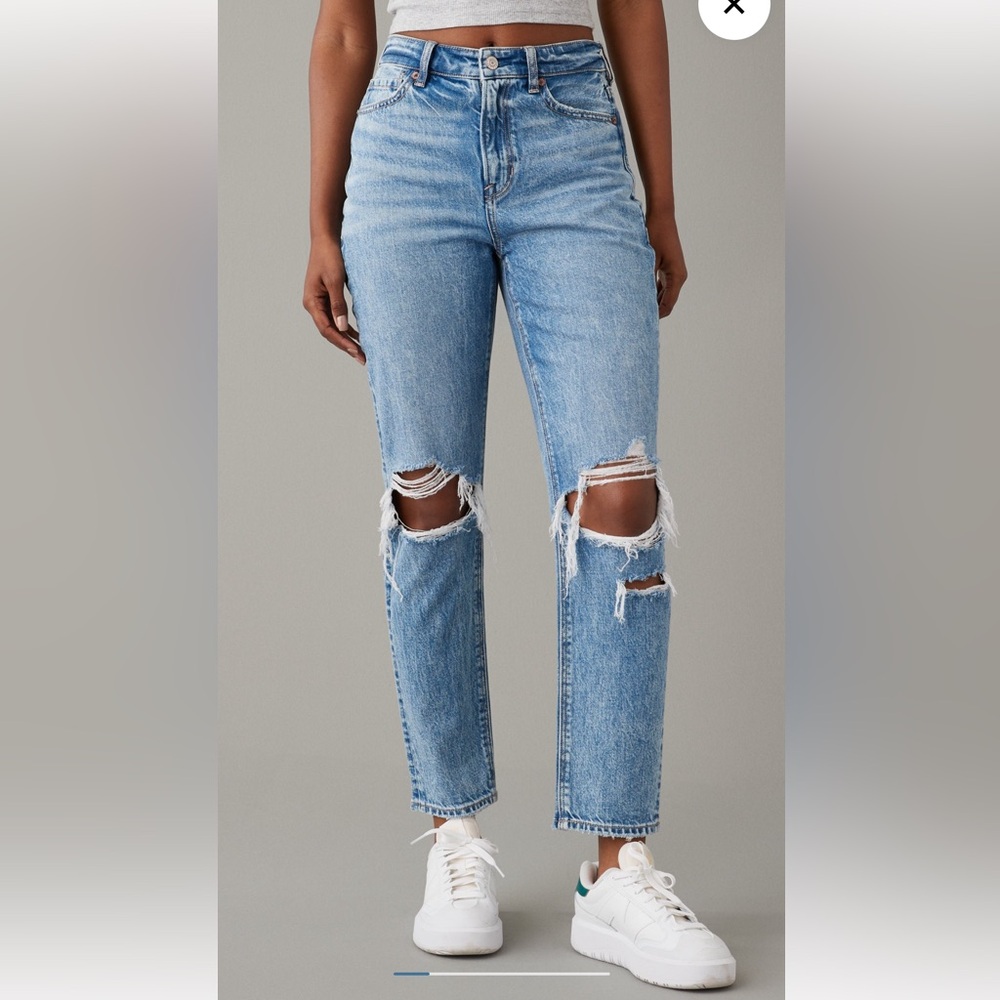 American Eagle Strigid Mom Jean Ripped Knees Blue Denim High Rise Size 2 X-Short